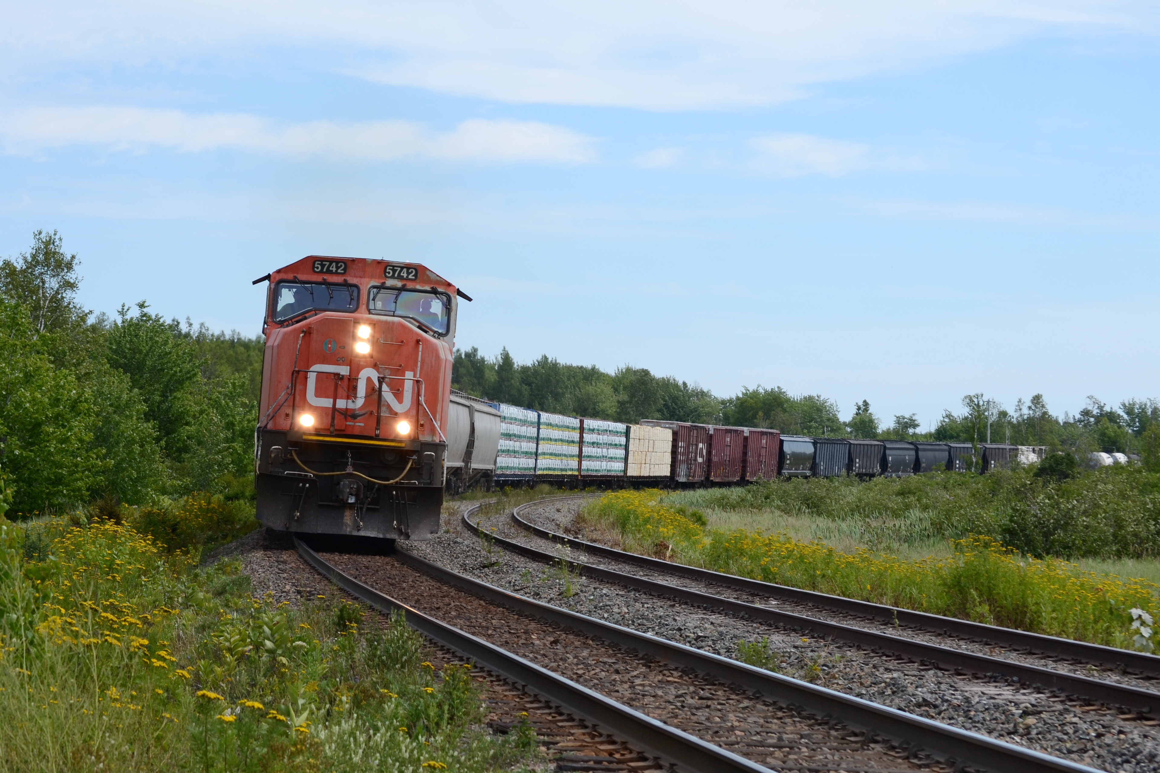 Railpictures.ca Ian Deck Photo CN 5742 leads CN train 407 around the