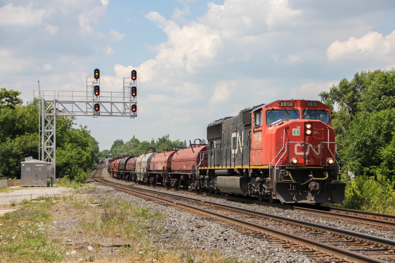 After being dumped in Aldershot via 422, this solo SD70i hustles its way toward Mac Yard with a decent train length in tow. 5613 was the only SD70i I knew about in Southern Ontario recently, serving 438/439 for months.