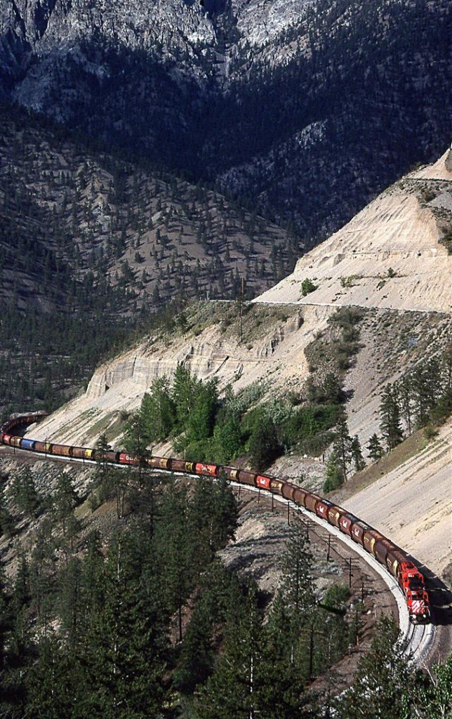 This loaded grain train hugs a bench cut into the poorly consolidated sediments on the south side of the Thompson River near in White Canyon. The bench above the train was cut for the Trans Canada Highway.
CN has a much more precarious passage through this area on the north side of the river.