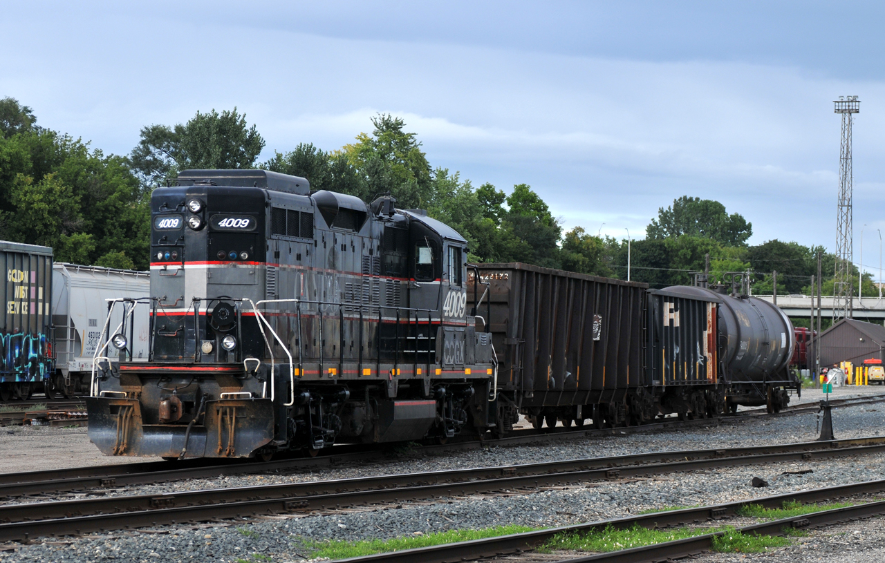 CCGX GP9RM 4009 tied down at Quebec Street awaiting CP to interchange it with CN for the final part of its trip to LDS in Sarnia, ON
