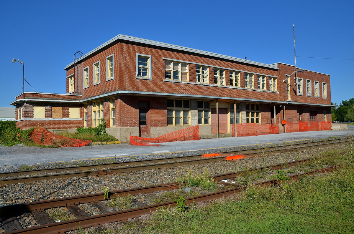 An abandoned station The ex-CP station in Farnham is not a pretty sight. The MMA had used it but CMQ has not used it and it has been empty for a couple of years now. It was offered to the city of Farnham, but last I read they wanted nothing to do with the building.