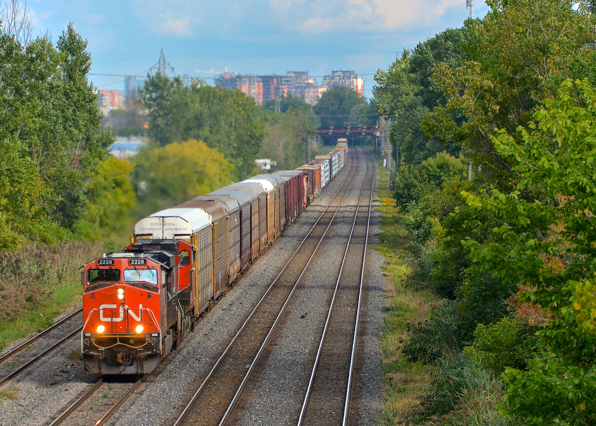 CN 2228 & CN 2677 lead CN 401 towards nearby Taschereau Yard where this train from Joffre will terminate.