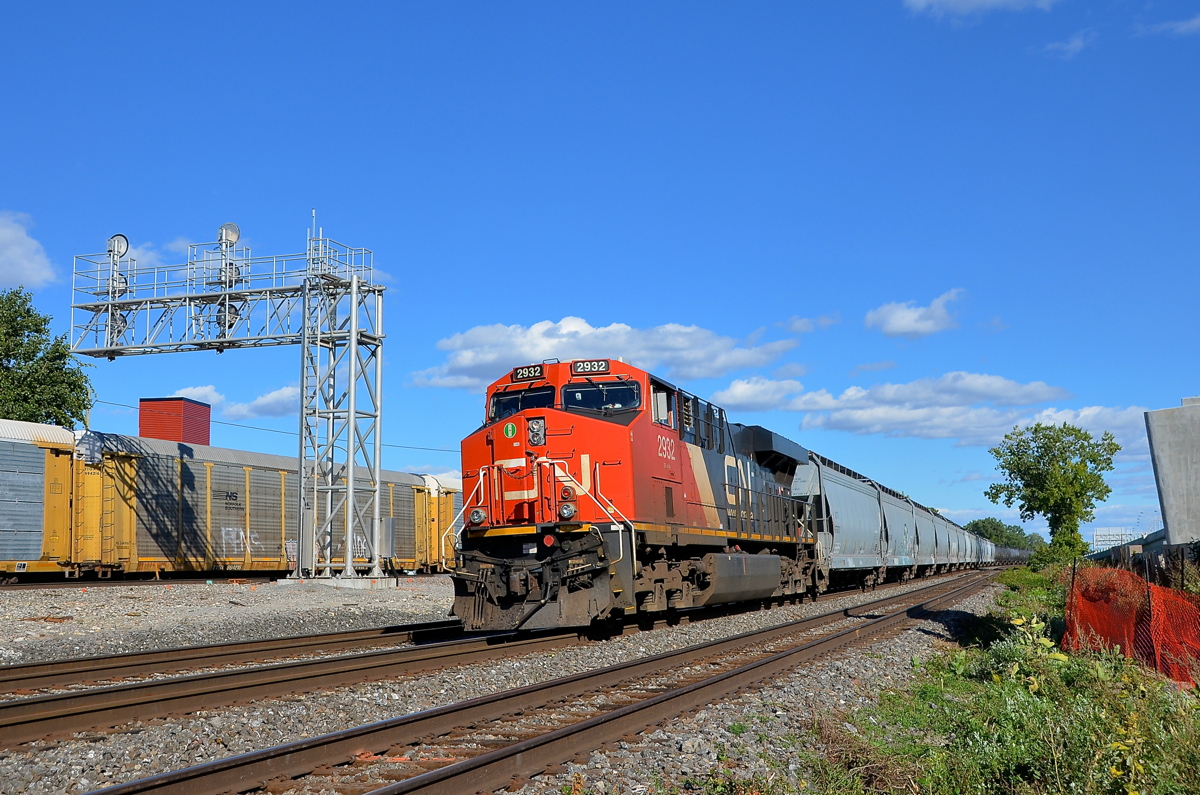 Westbounds on both railways. CN 377 is westbound through Dorval on CN's Montreal Sub (becoming the Kingston Sub shortly) just a few minutes after CP 119 (seen at left) passed on the parallel CP Vaudreuil Sub.