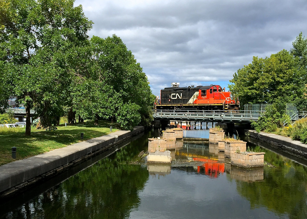 A single GP9 into the port. CN 7075 heads into the Port of Montreal solo as it crosses a bridge in front of grain elevator #5.
