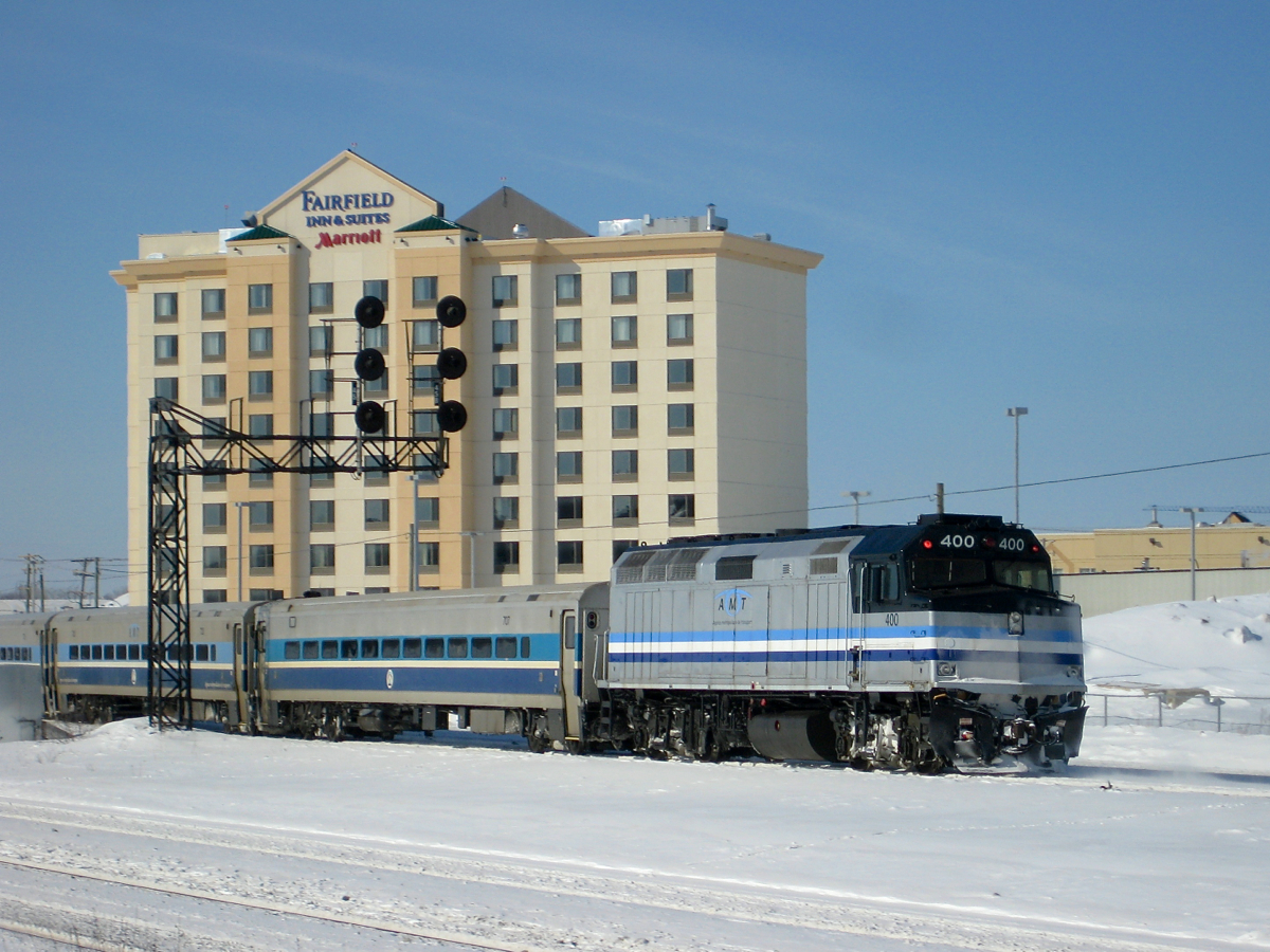 AMT 400 pushes a westbound through Dorval in February 2008. The signal bridge would be replaced a few years later.