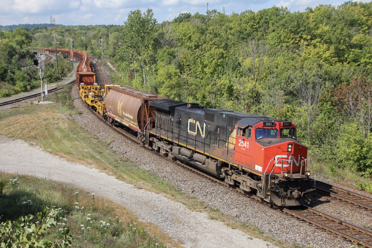 After backing onto the wye at the Cowpath, W904 races back east for Mac Yard, after dropping some welded rail in Hamilton. This was a pleasant treat, because I've never shot a rail train (or work train), and it was a gorgeous Sunday morning with some trees even starting to turn orange :)