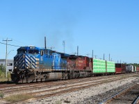 Having finished switching, CEFX 1019 and CP 8636 continue westwards through the CP yard at Woodstock.