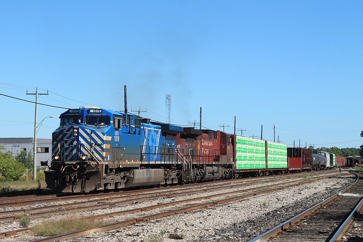 Having finished switching, CEFX 1019 and CP 8636 continue westwards through the CP yard at Woodstock.