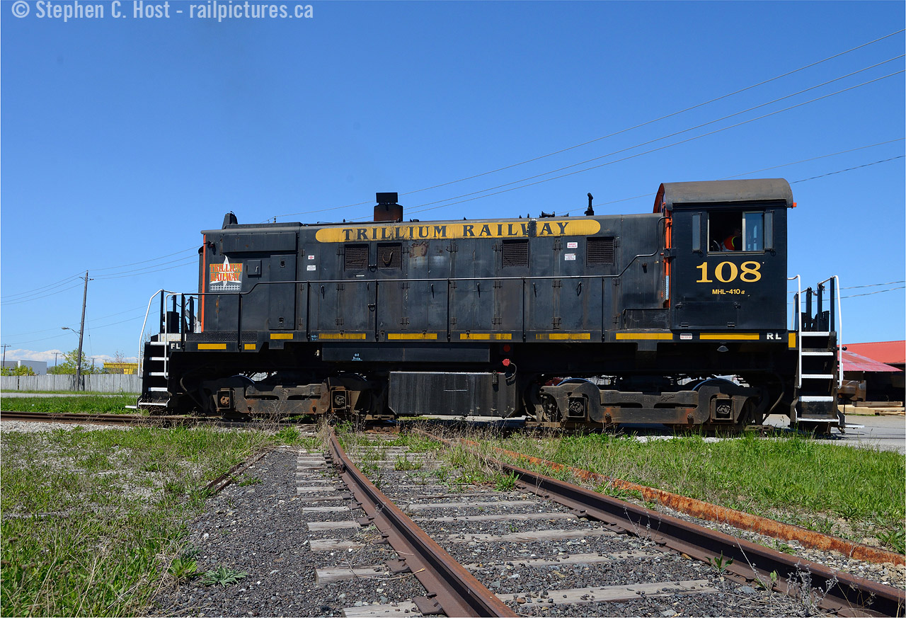 So I'm back after a two week vacation in Florida, back to posting some photos :) Trillium's S13 108 is crossing a diamond leading to Steve Ratkovsky's & Sons.