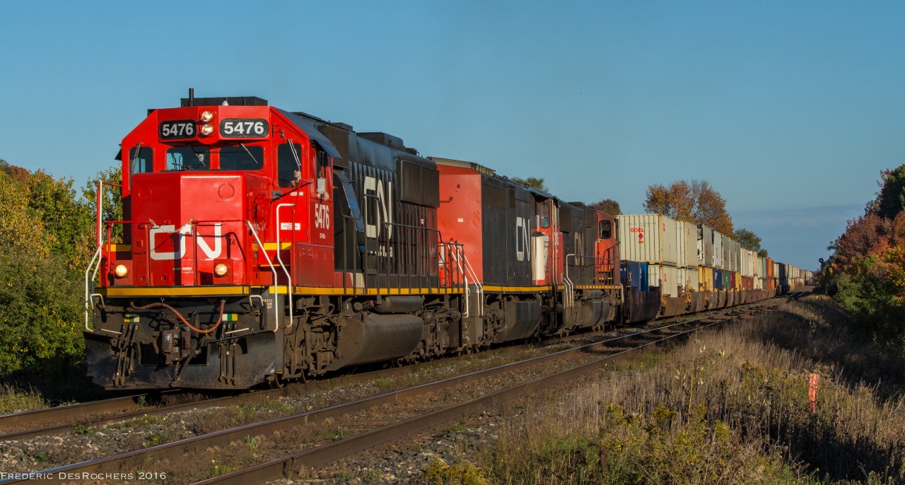 On the West end of Port Hope, CN 149 roars through the Haskill Rd crossing with a fresh SD60 on point.

CN 5476, CN 2415, CN 5714

1710hrs