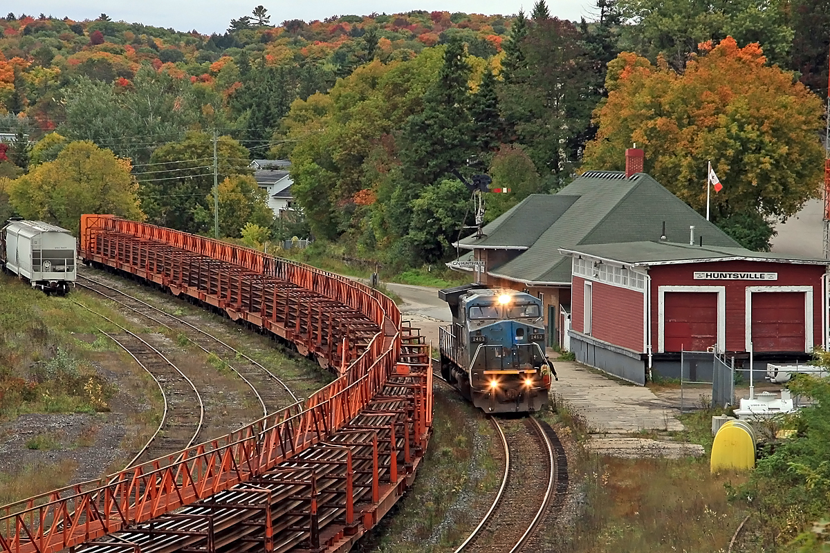 W914's CWR set had been set out from the previous night's 451 along with one cylindrical hopper for KWH Pipe (Uponor) in town. The power, IC 2463, ran light down from North Bay to pick it up and take it north to the Trout Creek area but first they motored past the north end and on the main and after pausing at the yard office for a couple of minutes, continued south to disconnect the hopper before heading back to the north end of the trainset to hook up and get down to business.