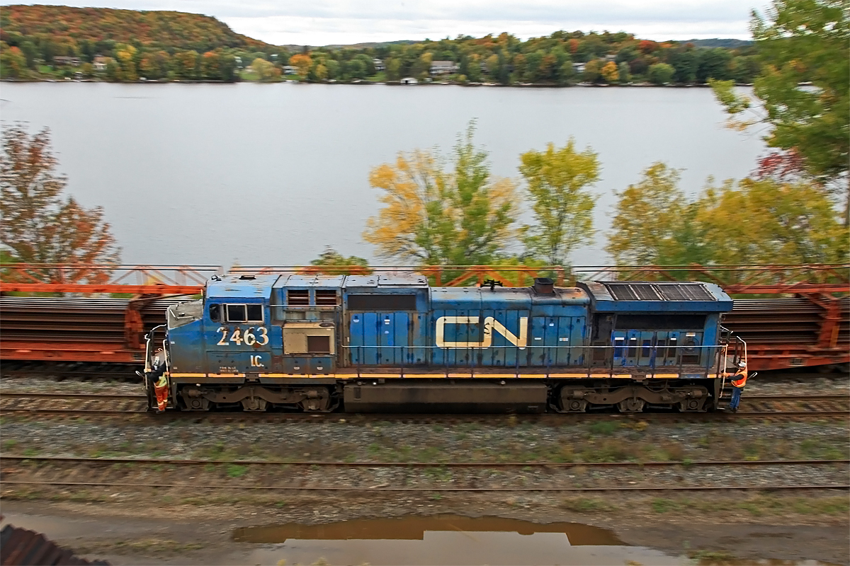 W914's CWR set had been set out from the previous night's 451 along with one cylindrical hopper for KWH Pipe (Uponor) in town. The power, IC 2463, ran light down from North Bay to pick it up and take it north to the Trout Creek area but first they motored past the north end and on the main and after pausing at the yard office for a couple of minutes, continued south to disconnect the hopper before heading back to the north end of the trainset to hook up and get down to business.