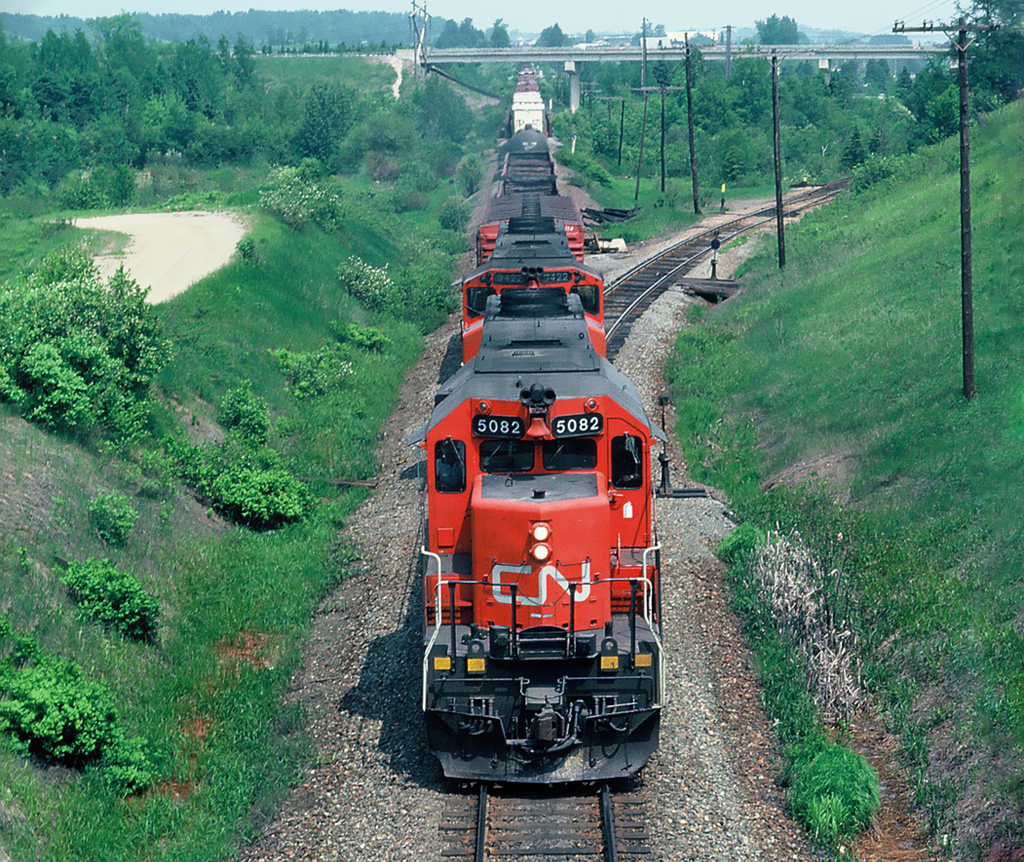 Southbound CN freight leaving Bathurst for Moncton with GMD SD40 5082 and GP40-2L 9422.