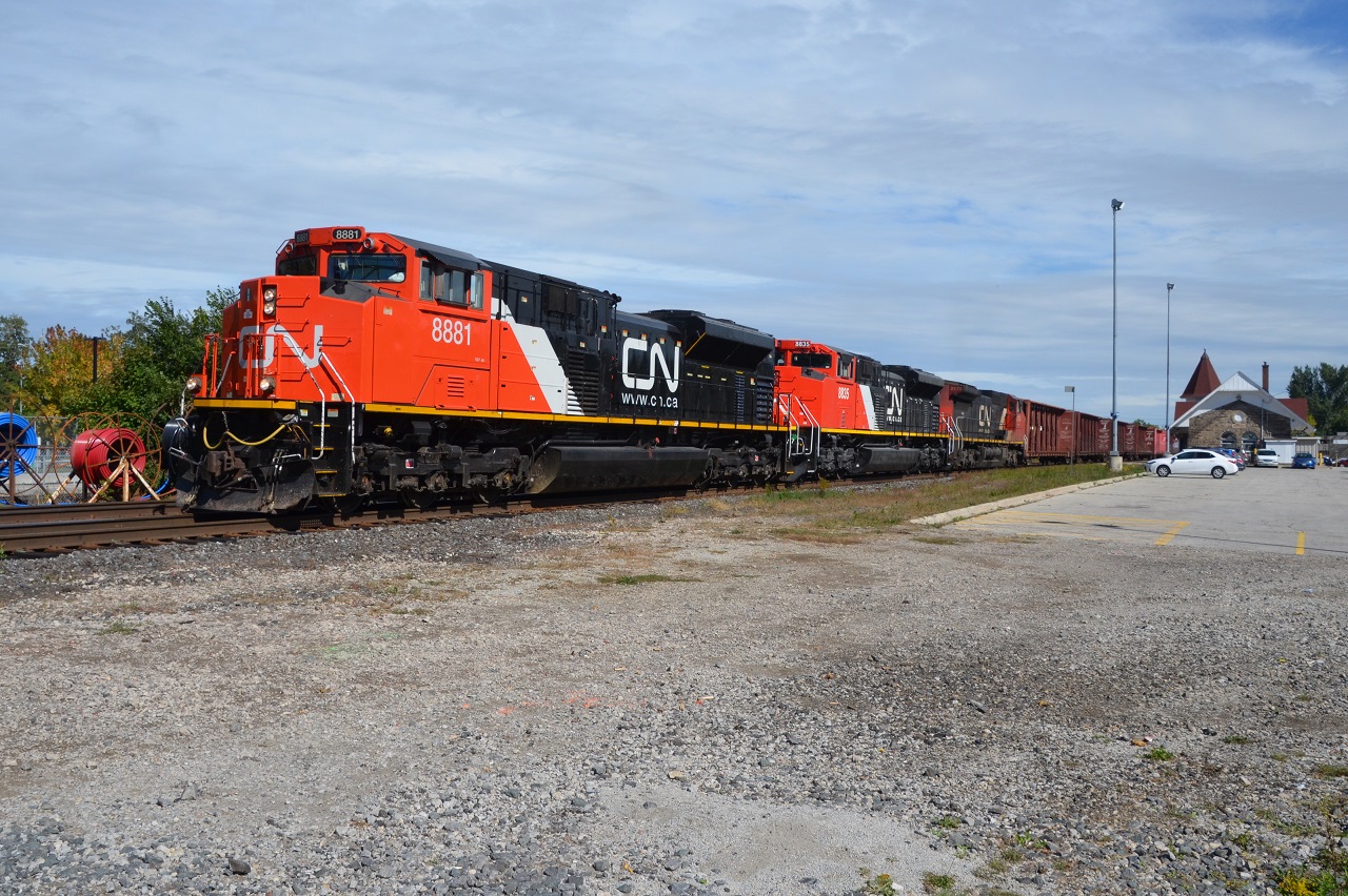 A pair of clean M-2 look like they came right out of the wash and thrown on 435 as they approach CN Silver.