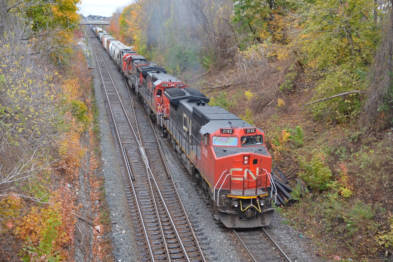 CN A435 crawls up to Georgetown station where it will hold on the South with a clear to stop signal. It will wait for Q148 to clear Stewarttown then proceed West