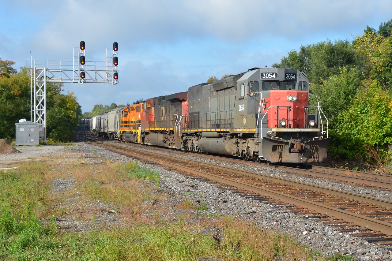 GEXR 432 is about to clear CN Silver on a very fall looking day. To me it's the colour combination of the the power and the clouds that gives me the sense.