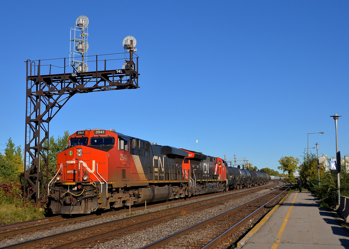 CN 377 with CN 2941 & CN 3087 heads west through Dorval as it passes under a vintage signal gantry. Of note is that CN 3087 is the 1000th unit built at GE's fairly new plant in Fort Worth, Texas