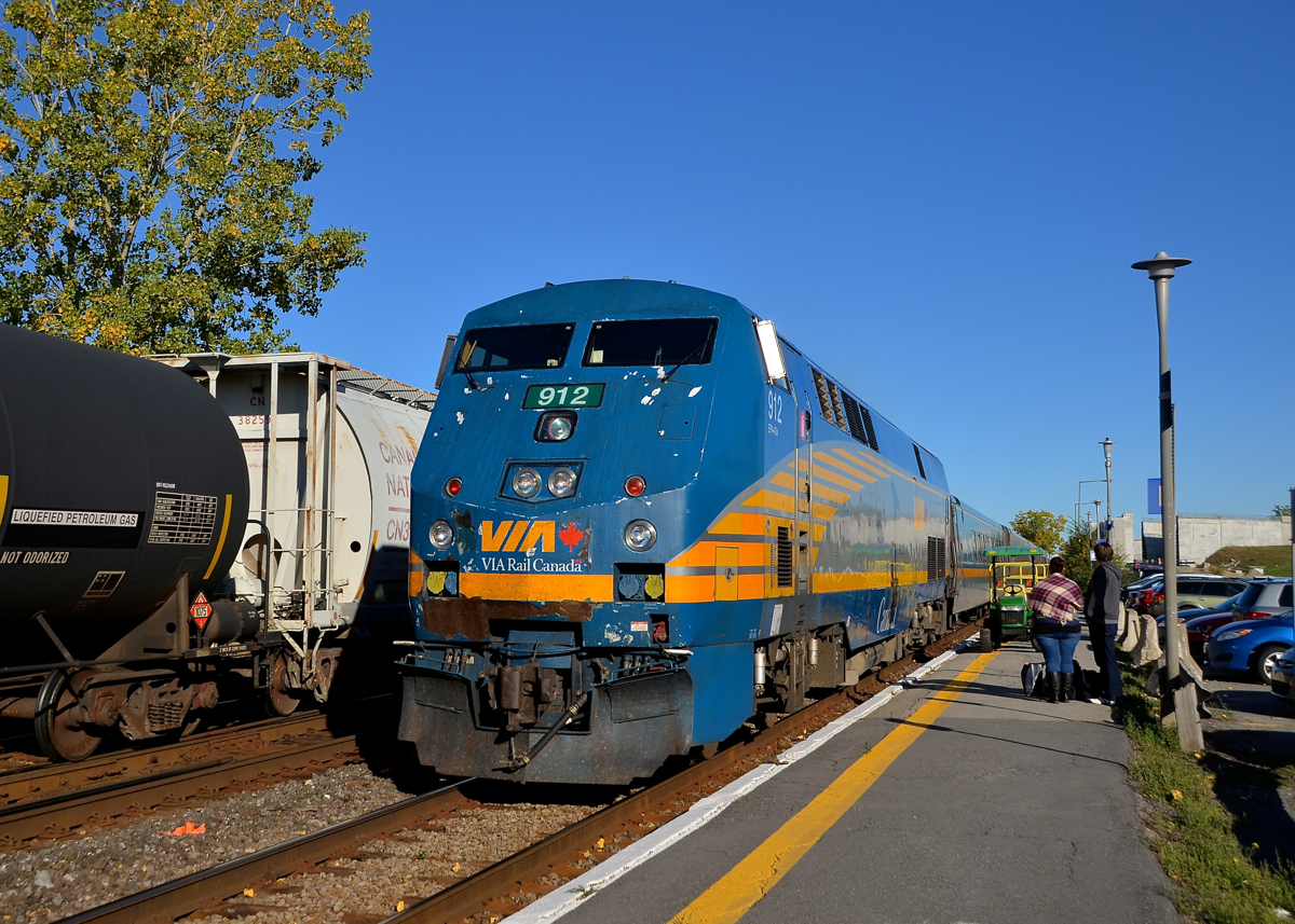 A battered P42DC. Battered P42DC VIA 912 leads a westbound to its stop at Dorval as CN 377 passes at left.