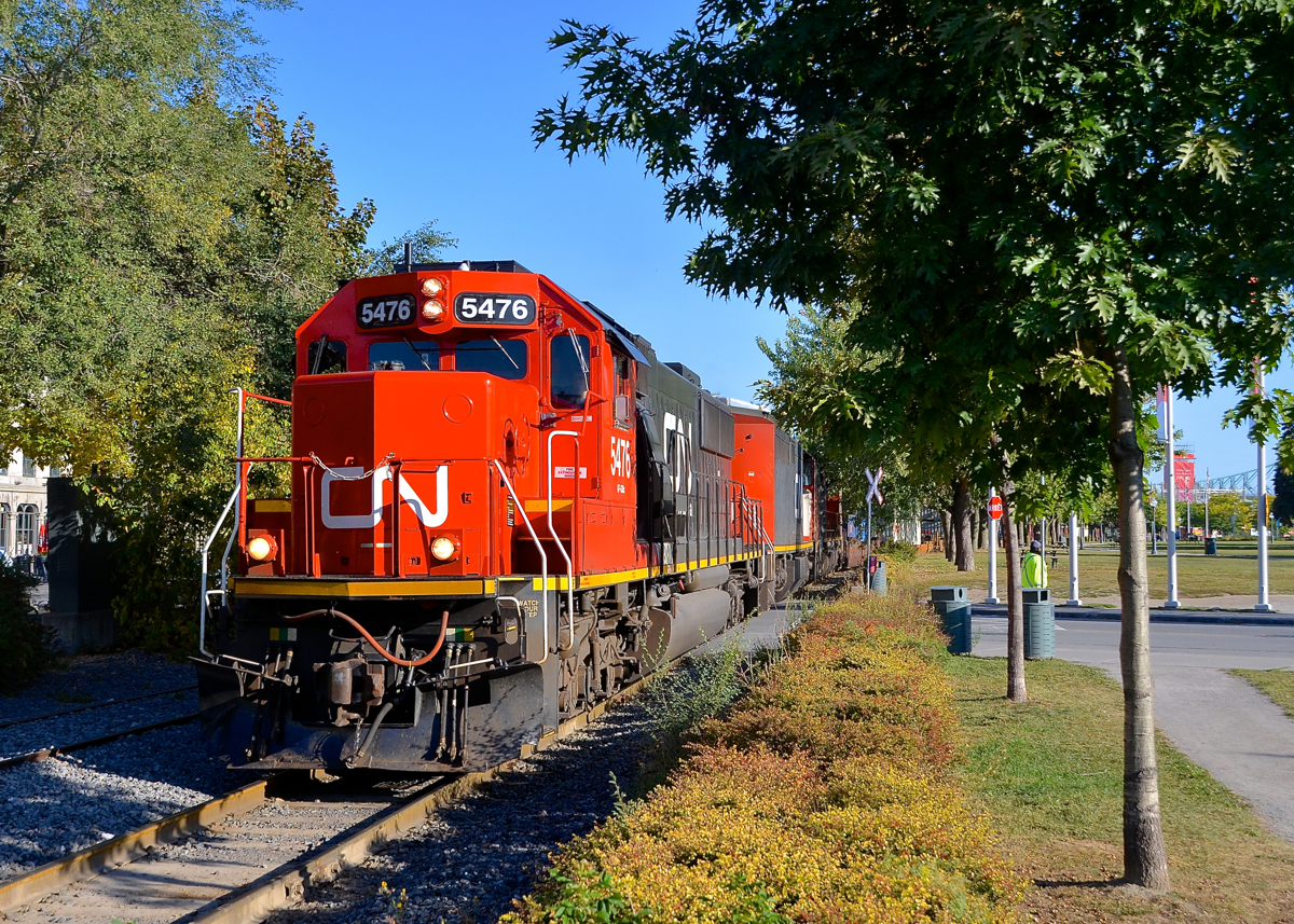 A rare CN SD60 not in storage. With most of CN's ex-Oakway SD60's in storage, it's getting rare to see them. I was lucky to catch clean SD60 CN 5476 leading CN 149 out of the Port of Montreal this morning, the first time I shoot one leading since 2015.