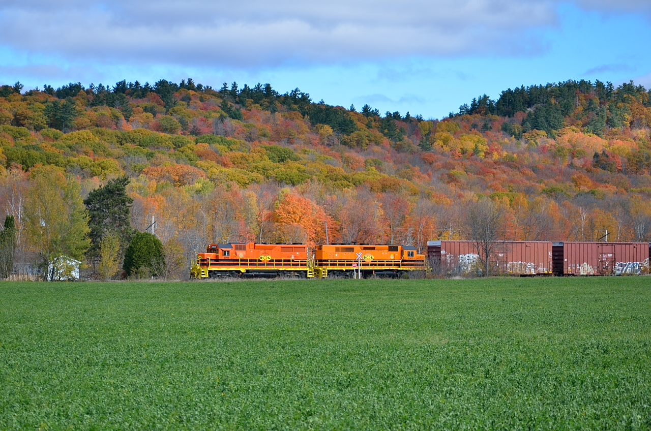 Westbound along the Grenville Fault with late fall colour.