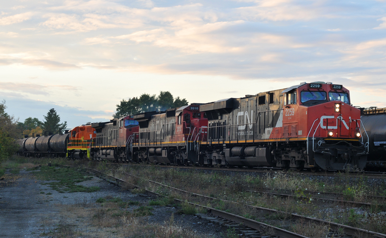 M39891 15 cruising through Brantford just before dusk with CN 2259, CN 2010, CN 2202, RLHH 2081, and 125 cars