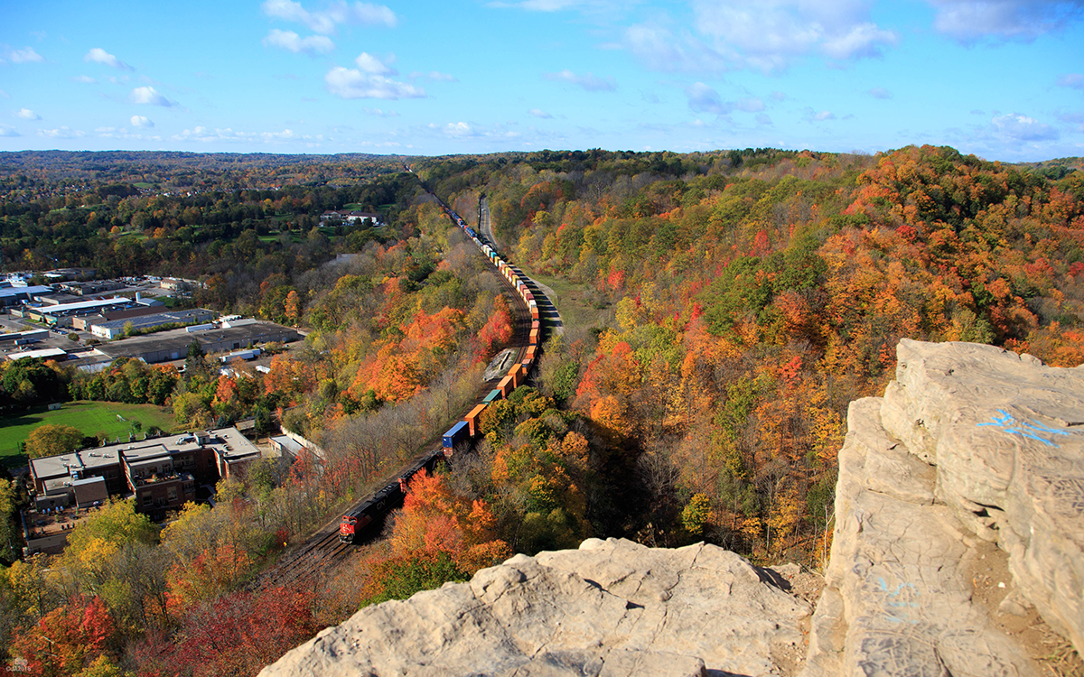 CN Q148 Descends down the Niagara escarpment grade, through the town of Dundas, Ontario amidst some fall foilage.
CN 8920, CN5743