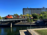 GP9's CN 7075 & CN 7017 lead a short 5-car transfer into the Port of Montreal on a lovely fall day.