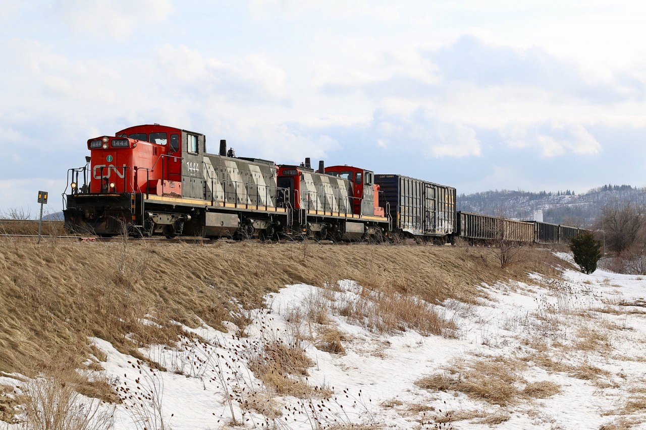 Life after the Praries, the CN only GMD-1 was once a very plentiful locomotive. Over the years a few were Transferred to eastern Canada. This was the last stand  for the vunerable model as they worked with GP9s and GP38s. Up until the end of 2015 it was hard enough to find one on a local, yet finding a pair. Here is train 547 clearing the glaas lead in Milton and waiting to be cleared out into the mainline, with a pair of GMD-1s. In 2016 it appears that the GMD-1s have been retired.
