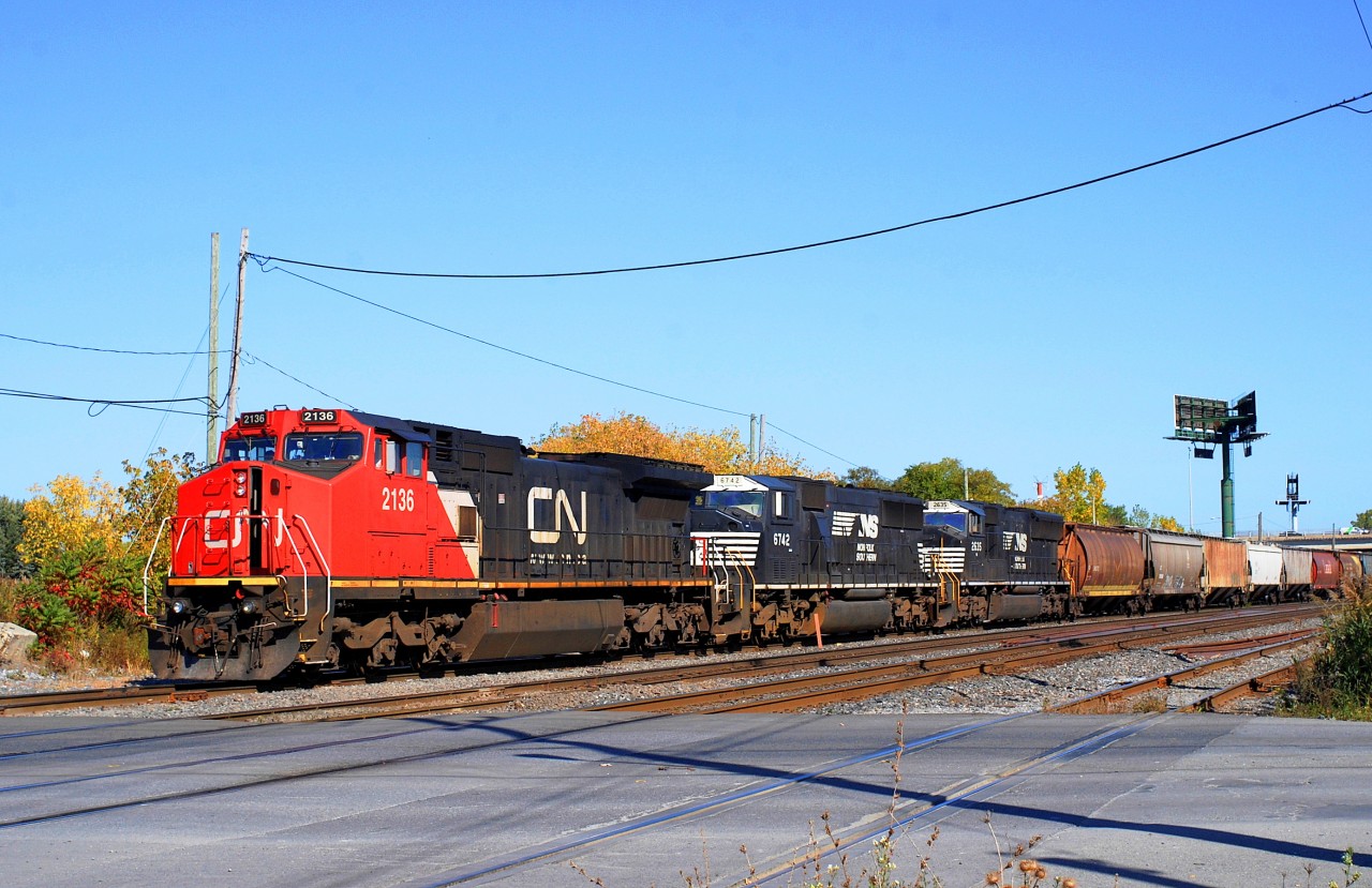 CN-2136 C40-8w with NS-6742 SD-60 also NS-2635 SD-70M  stop outside the Southwark yard waiting for the light to change to in the Butler near VIA rail yard to make a drop  route 527