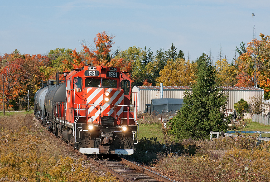 This afternoon has OSR running an extra to play catch up after a very hard week on the GJR. 1591 South has just past Corwhin with 4 loaded lube oil cars from PDI Liquid. Easy work for this lone action red geep.