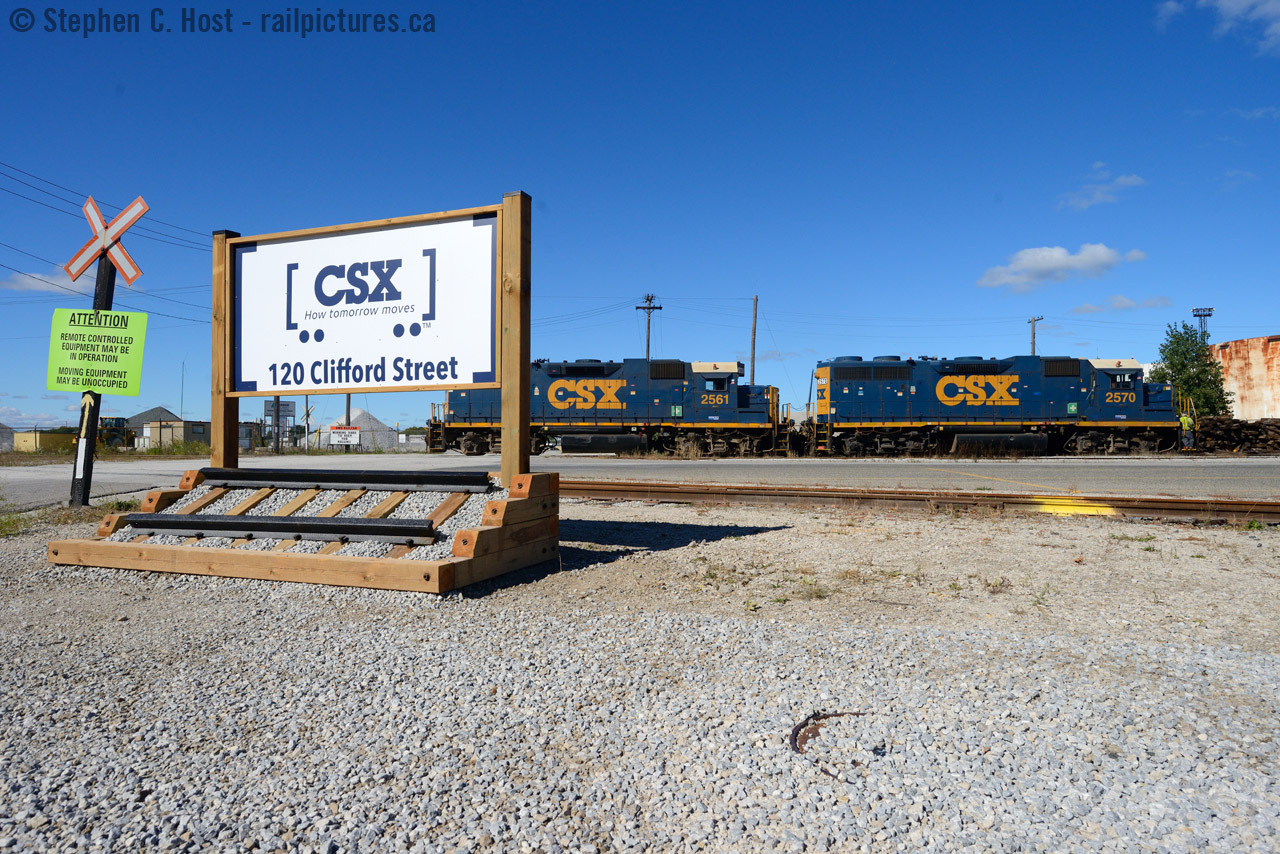 On Thanksgiving weekend, I find A new sign at the depot which welcomes visitors to Clifford St - a touch a class in an otherwise fully and heavily industrialised area. A pair of CSX yard engines, under Beltpack control roll toward the Roundhouse to park for the day. The time is 1230.