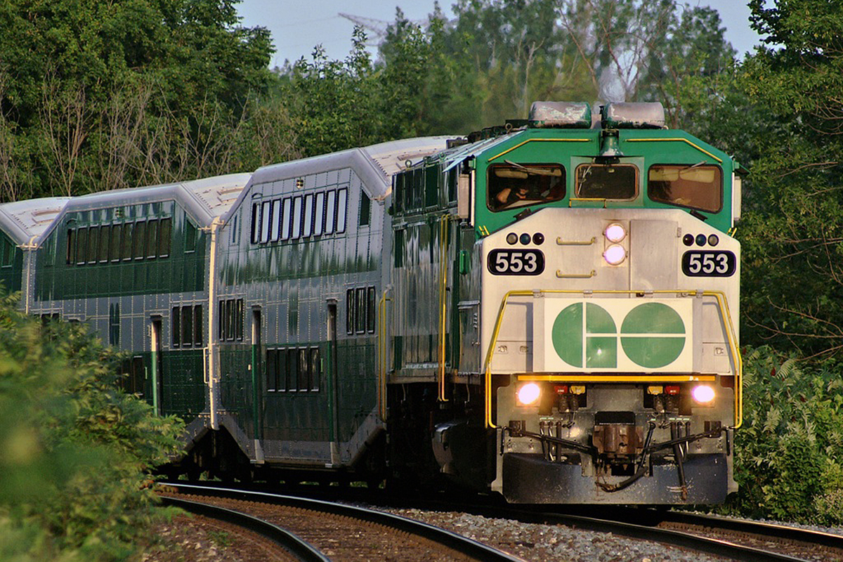 Back when they overnighted in Campbellville, GO 553 comes down the hill by Kelso for another morning load.