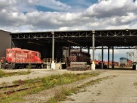GP9u 1533 and SD40-2 5775 occupy the 2 service pit tracks while in the background 2 trains are getting fueled and tested on the servicing island.