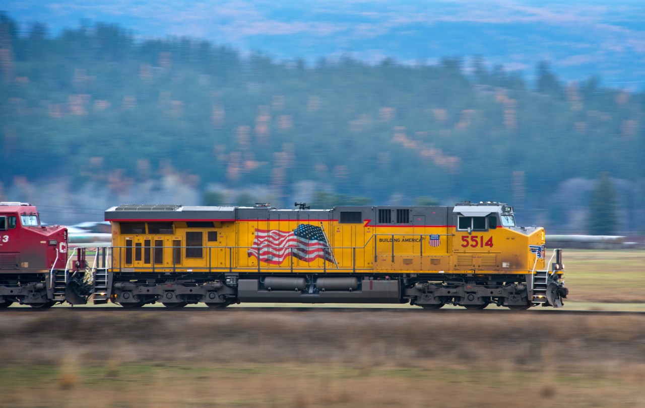 A dreary late October day draws to an end in Fenwick BC, but a rather clean UP 5514 add's a nice splash of vibrance to the scene. (1/25th pan shot)