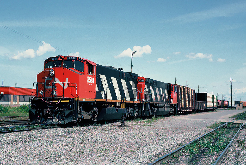 CN's Bombardier BBD HR412(W) 3581 with MLW M420(W) 3521 at Charny, Québec. CN had only ten HR412(W)s built 1981 retired between 1995-1998.