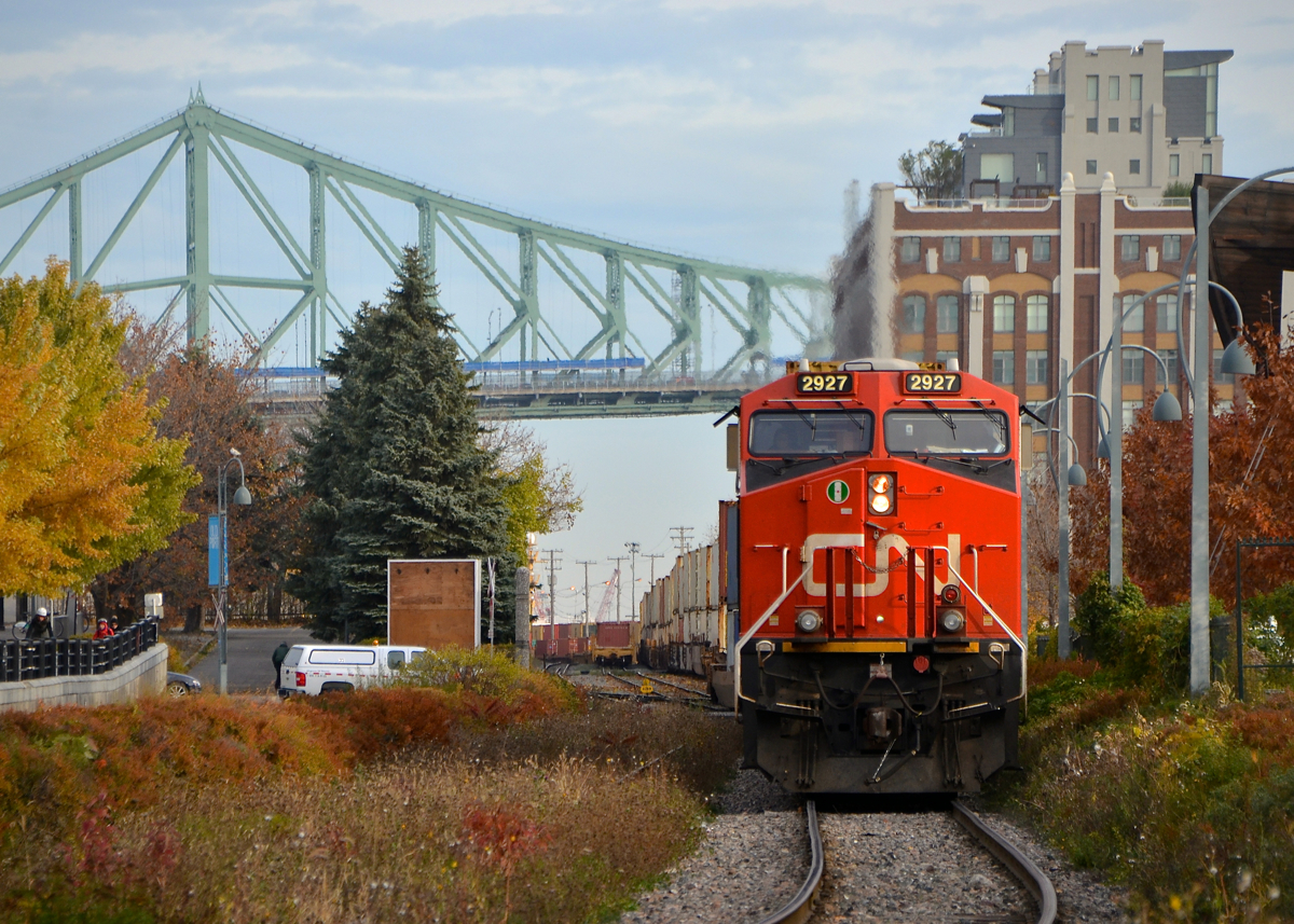 CN 149 is having trouble releasing the brakes as it attempts to leave the Port of Montreal. Here it is stopped as the crew tries to get things going aain.