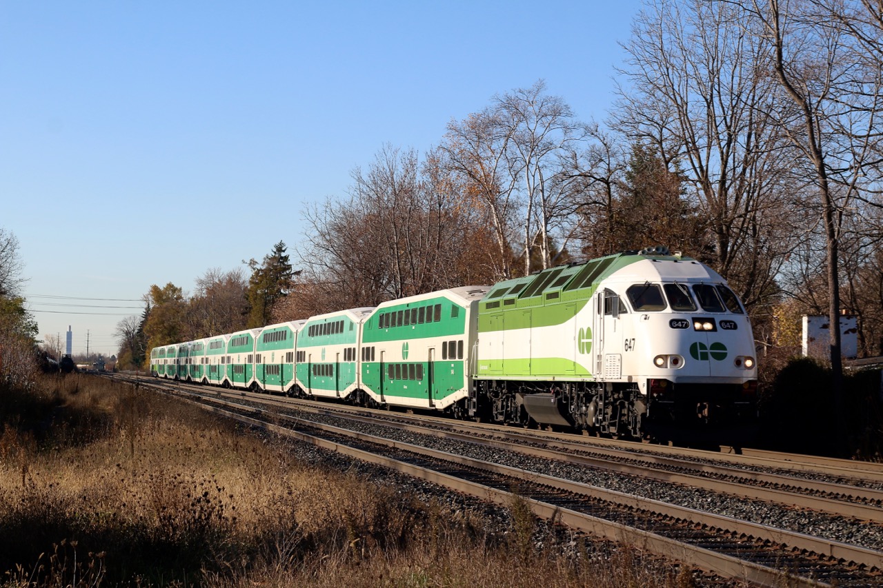 GO Transit/Metrolinx's only "Tier 4" MP40PH #647 slowly pulls away from Clarkson station after being delayed by PNR crews removing some debris off the tracks. The small yard for Suncor can be seen in the distance off to the left.
