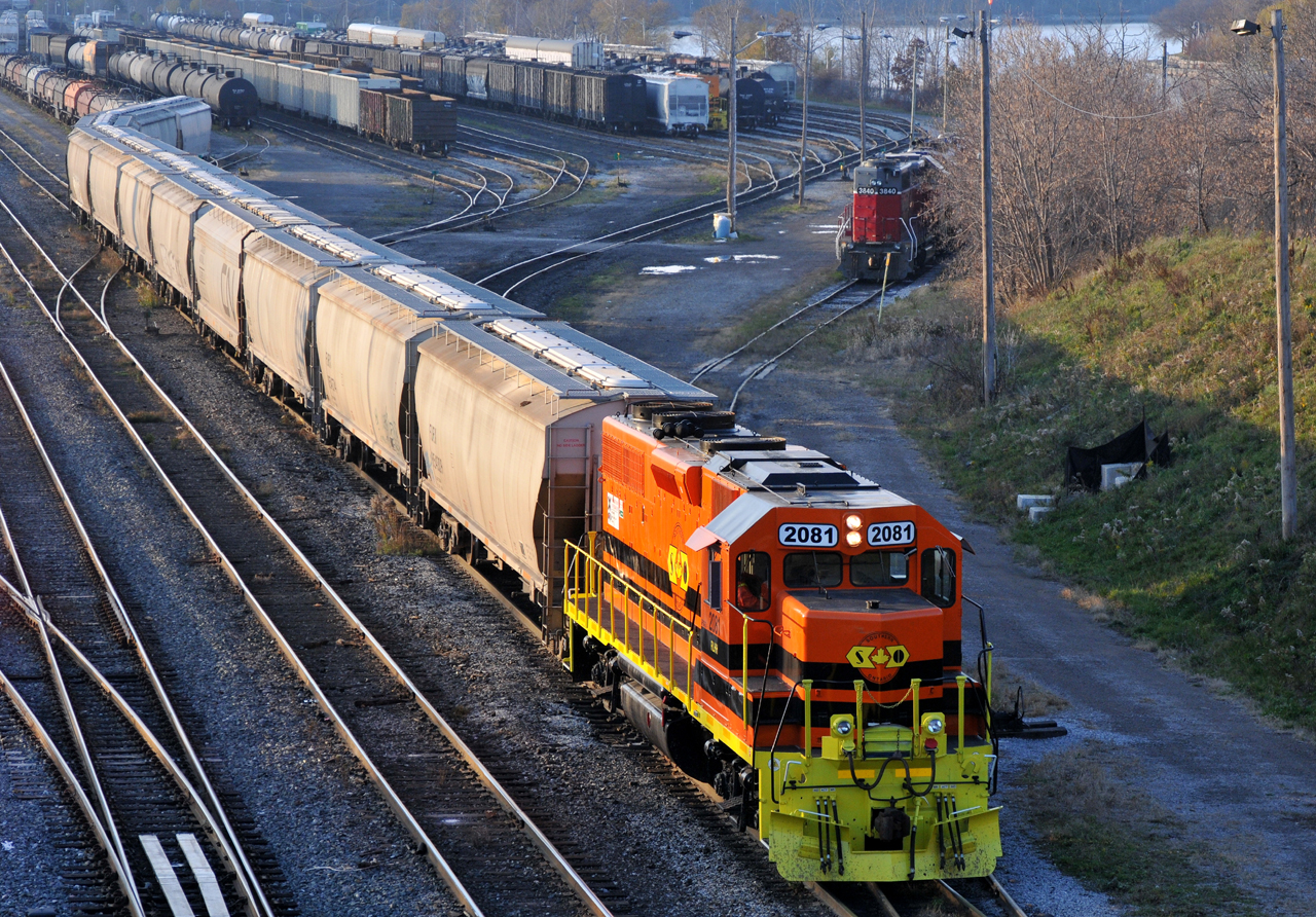 RLHH 2081 arriving back at Stuart with 11 hoppers from the industrial section of the Hammer. RLHH 2081 is the former RLK 3873