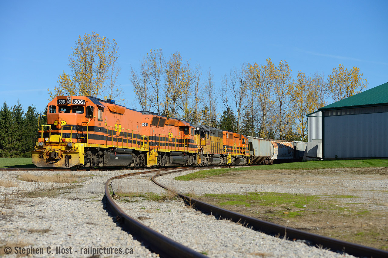At Kellys - Showing off the latest GEXR motive power 516 is reaching inward to lift 17 empties at Agro-Mart near Belton, Ontario, and will leave 17 loaded cars behind. The loop track at this company looks right at home on any model railway. Note, for those who have been here, the concrete silos are now demolished.