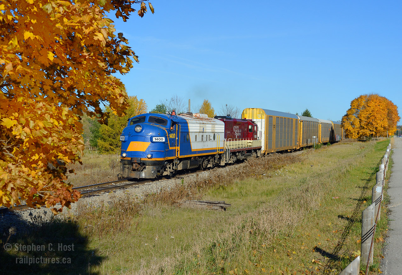 Blue and Grey of FP9A 1400 provide a stark contrast to the fall colour which, to my surprise, continues into November - awfully late this year! I don't mind.. and I've rarely shot 1400 leading (maybe once) so this was a very nice find. Thanks, OSR!