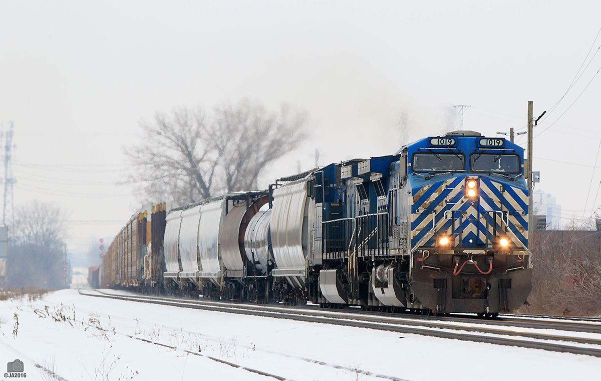 Having got word that the long term lease CP had on the first batch of CEFX AC4400CW 1001-1025 that were built to UP specs was coming to an end. I made sure, I was able to squeeze in some time to get trackside for a few trains while doing last minute Christmas shopping on Christmas eve.  CP 234 with a pair of bluebirds 1019 and 1023 take charge as roll along the Galt Sub.