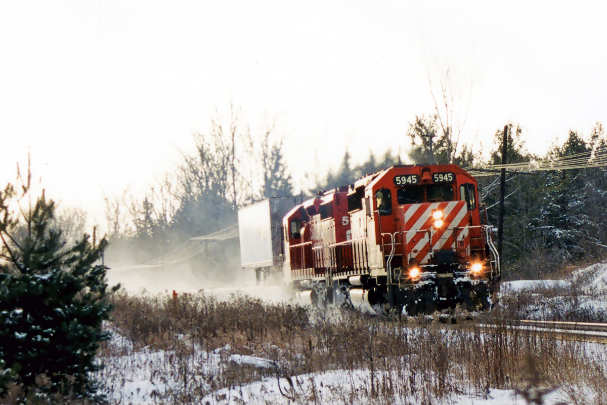 Here's the coming towards you shot. Of the 60 cars, maybe 10 were loaded which certainly led to its demise west of Toronto. I still wonder what the possibilities would be if trucks were forced off the 401 in Windsor, Toronto and the Quebec border and this train ran every hour, what the state of traffic and pavement would be on the 401.