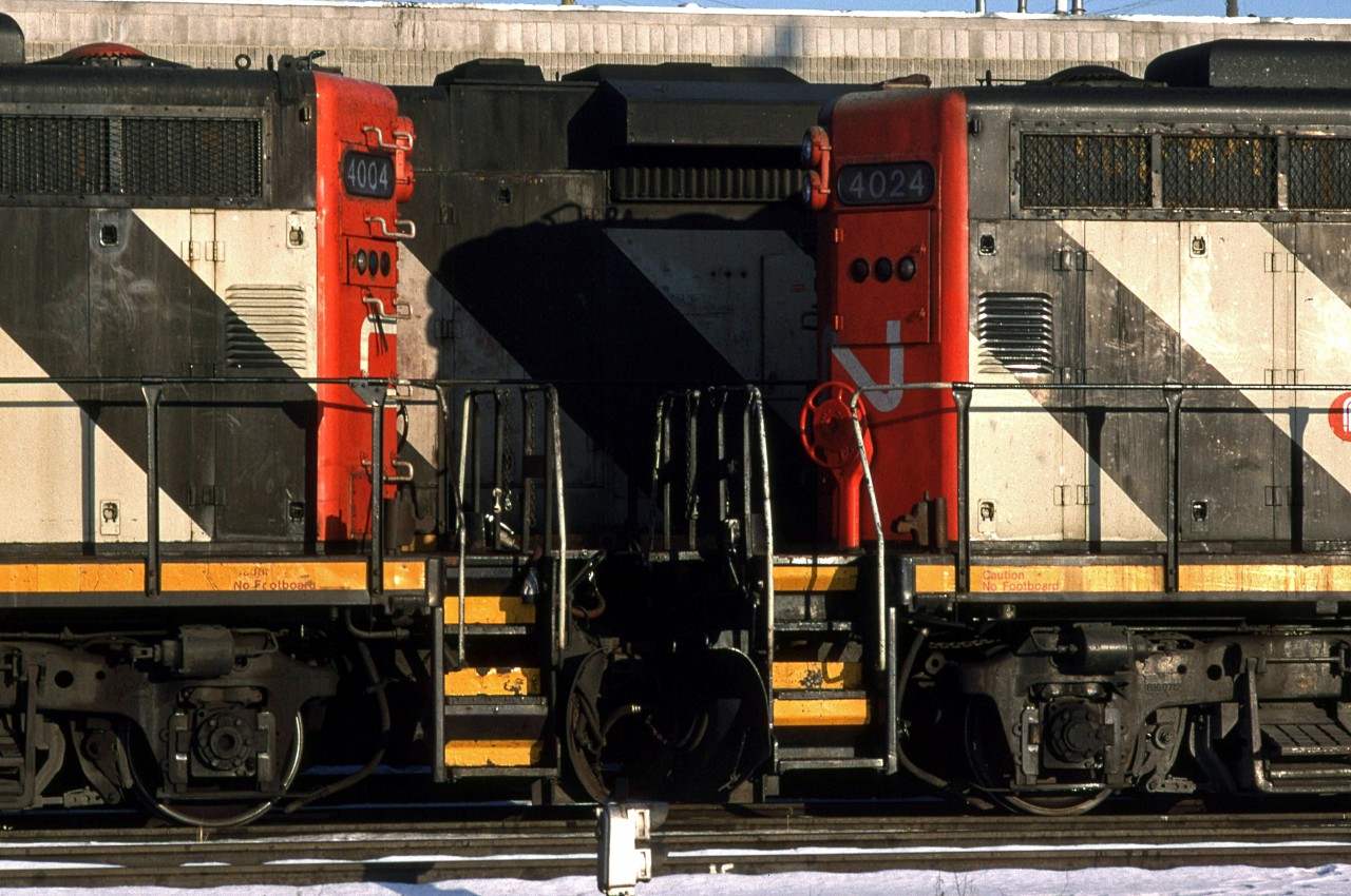 It is a shame that in Edmonton at this time of year, it is often bitterly cold when the sun shines. We must have had a reprieve in Dec 1994, as I was able to bike around and the streets were not all iced up. For those of you in Southern Ontario, you don't know what I mean.
Here is a portrait of two Gp-9u's coupled together in mid to late morning at the shops. These units must have been in the heated shops for a while since they don't seem to have any ice on them.
I have to admit that even the rear ends of these units look good.