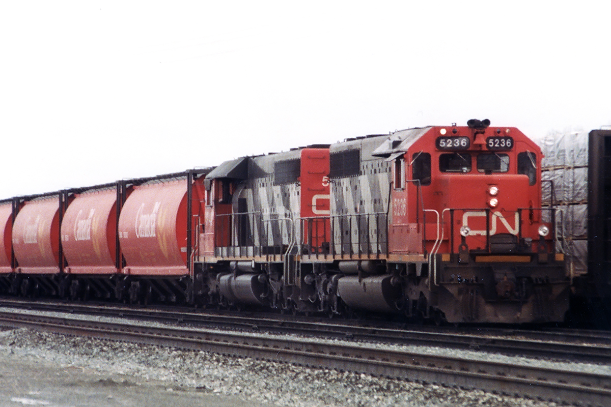 2 SD40's have new new grain hoppers heading back to the prairies for another load.