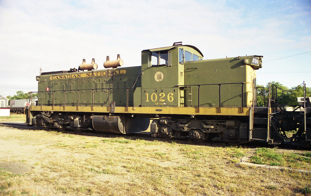 While wandering thru Brandon many years ago looking for something 'different', I did rather poorly, save for this nice GMD-1 still in the old green/yellow paint.  They were rather difficult to find in something other than white lettering on black even back then. Turns out this particular unit was the only "old paint" unit I ever got to photograph. Surprisingly enough, according to the 2016 CTG, this unit; now as CN 1433, is still out there.