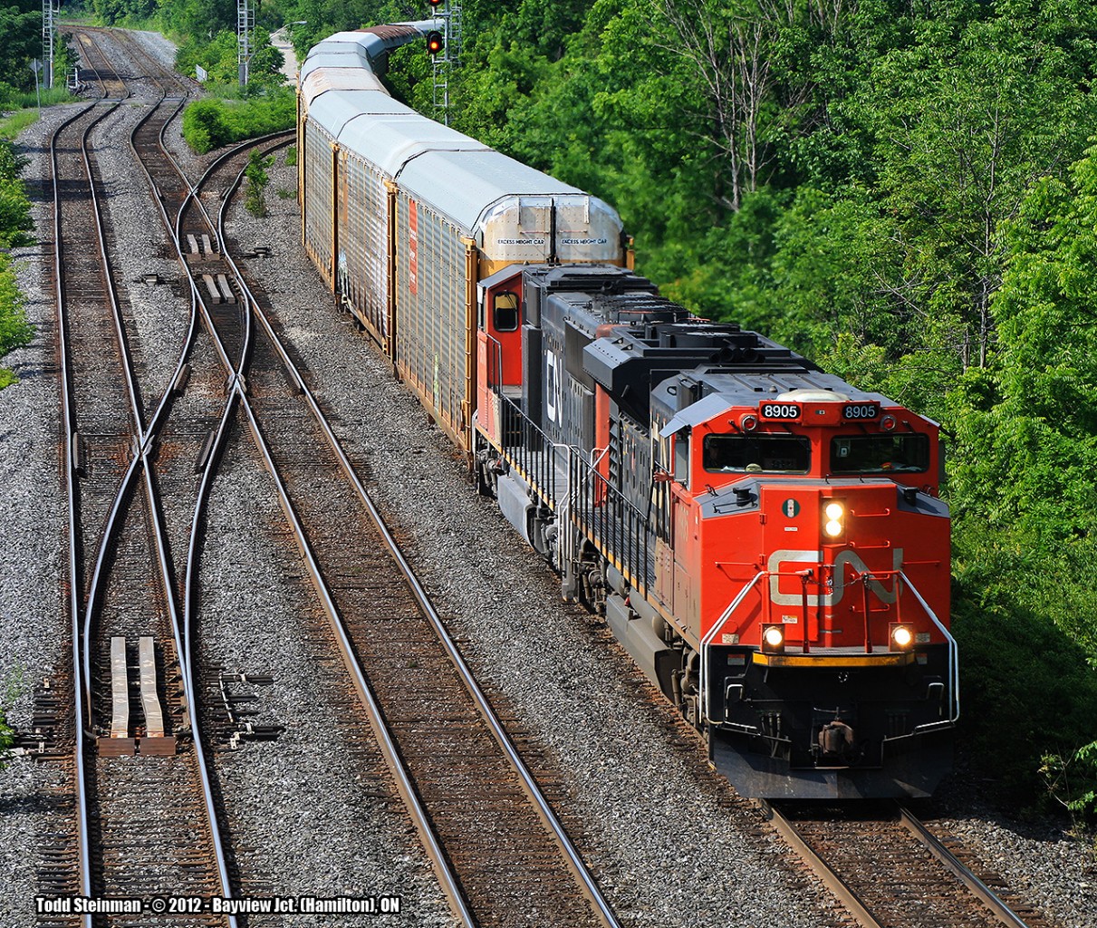 CN 8905 and CN 5671 roll this eastbound freight through the Niagara Escarpment off the Dundas Subdivision and onto the Oakville Subdivision at Bayview Junction.