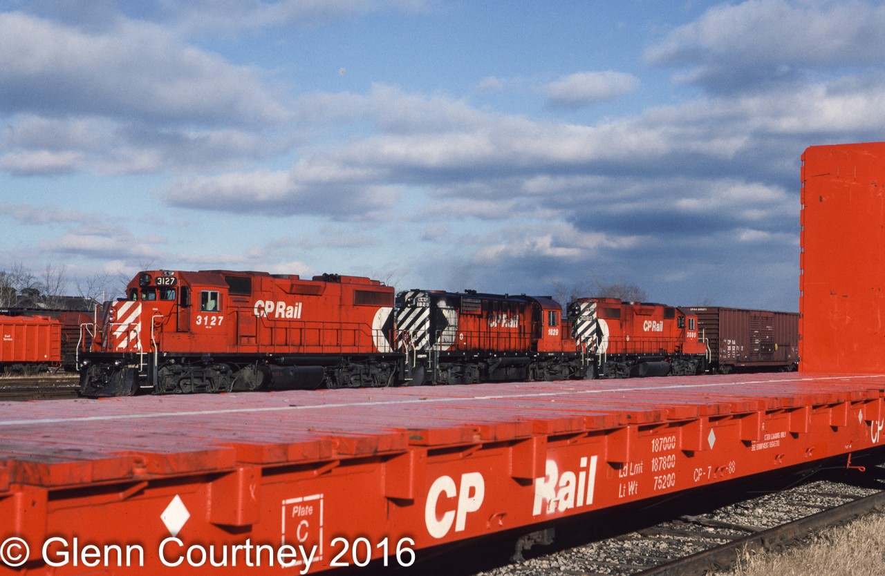 After roaring over from Bayview to get another shot of this train yarding at Aberdeen I was probably p*ssed when I saw this bulkhead flat sitting in the way but it turned out pretty good I think.
