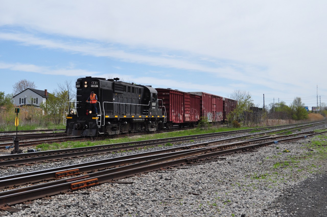 TRRY 1859 navigates through the once busy Merriton yard long hood forward after servicing the scrap yard. It'll take the Grantham Spur to various industries in St Catharines. 1859 just missed a meet with a light powered CN 523 by a minute.