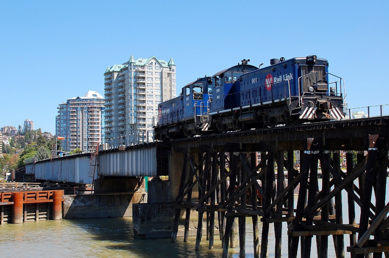 Looking towards New Westminster as SRY nos.910&901 are approaching the Queensborough swing bridge as light engines.