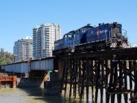Looking towards New Westminster as SRY nos.910&901 are approaching the Queensborough swing bridge as light engines.